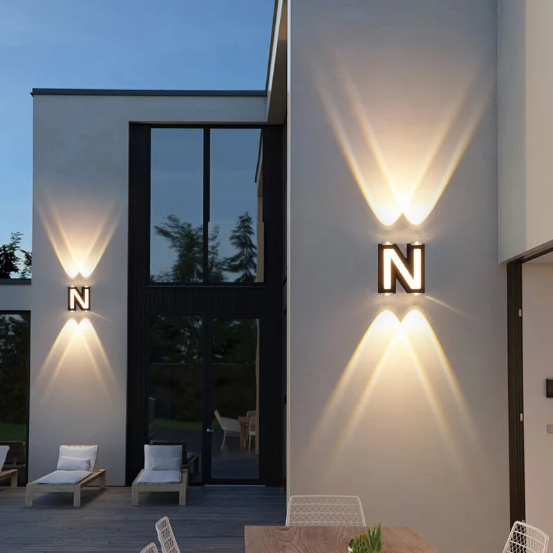 Nærbillede af bogstavdesign på udendørs LED-væglampe