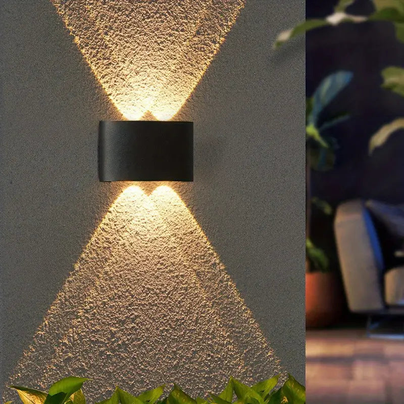 Elegant LED-væglampe til indendørs og overdækket udendørsbelysning