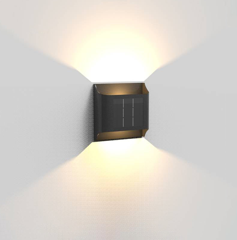 Udendørs væglampe med elegant kurvet design