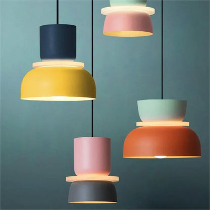 Nordisk loftlampe i rosa og grøn – skandinavisk stil