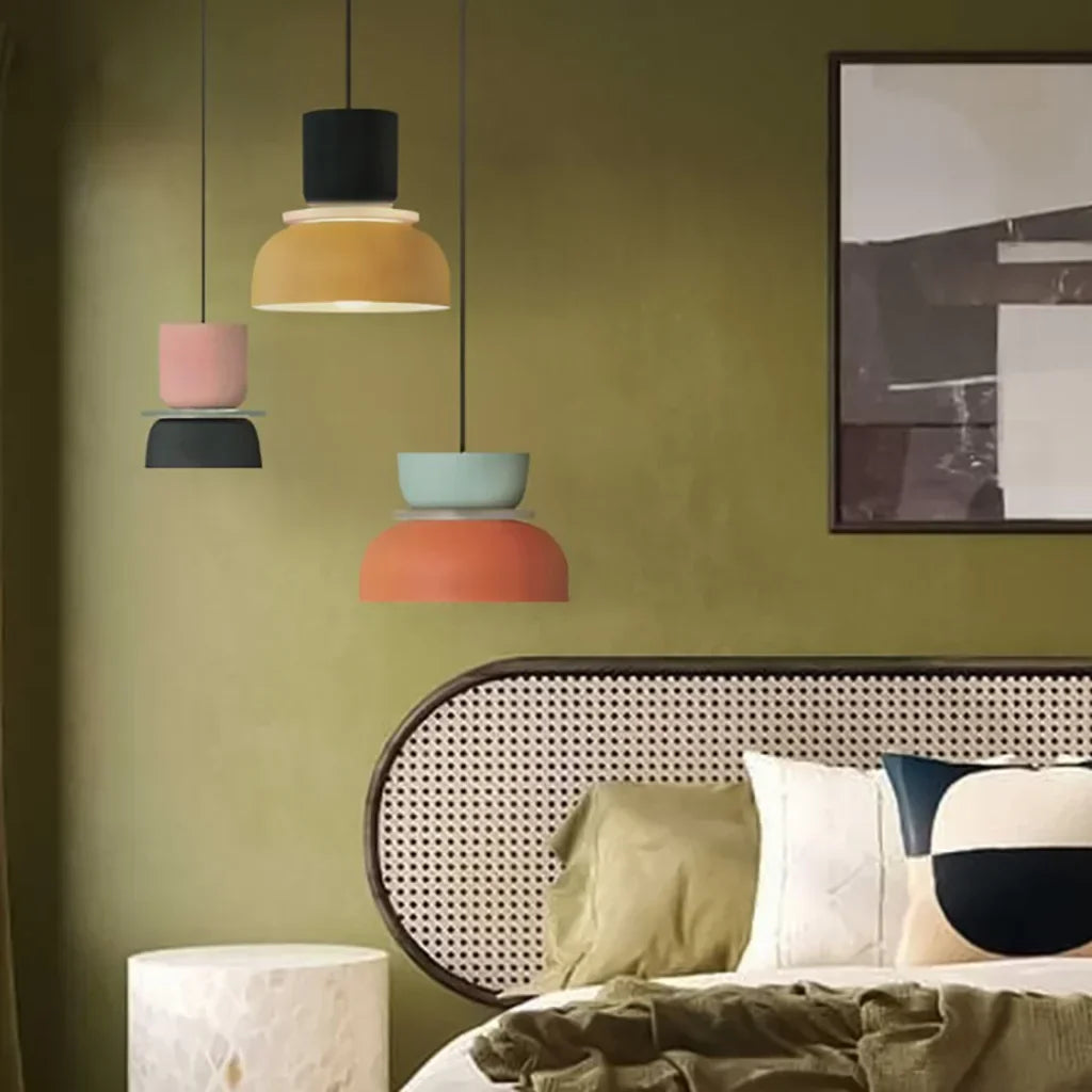 Nordisk loftlampe set nedefra med synlig fatning