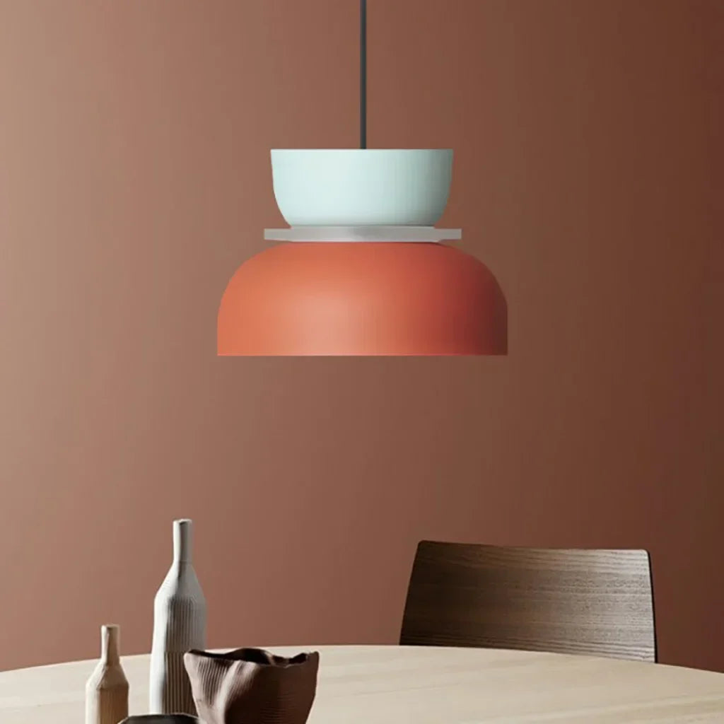 Loftlampe i navy og gul over spisebord
