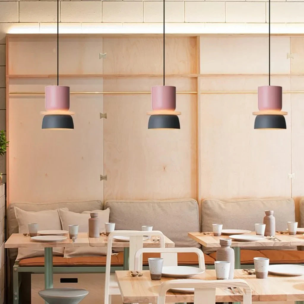 Loftlampe i lyseblå og gul – close-up af bund