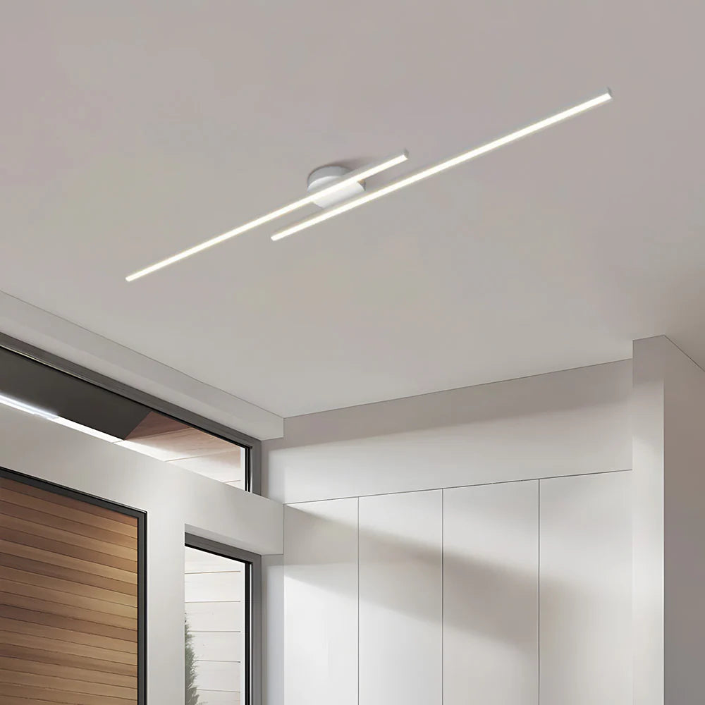Guld LED-loftlampe i gang med stilren indretning