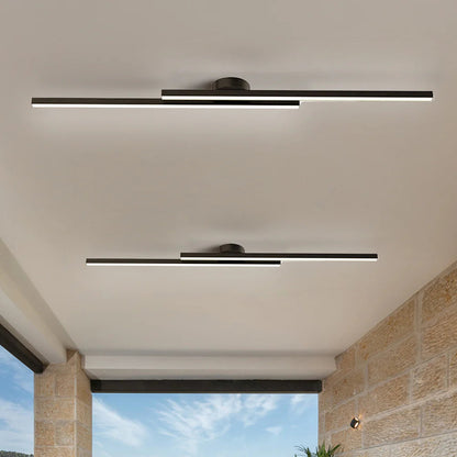 LED-loftlampe i hvid aluminium monteret på loft, moderne design