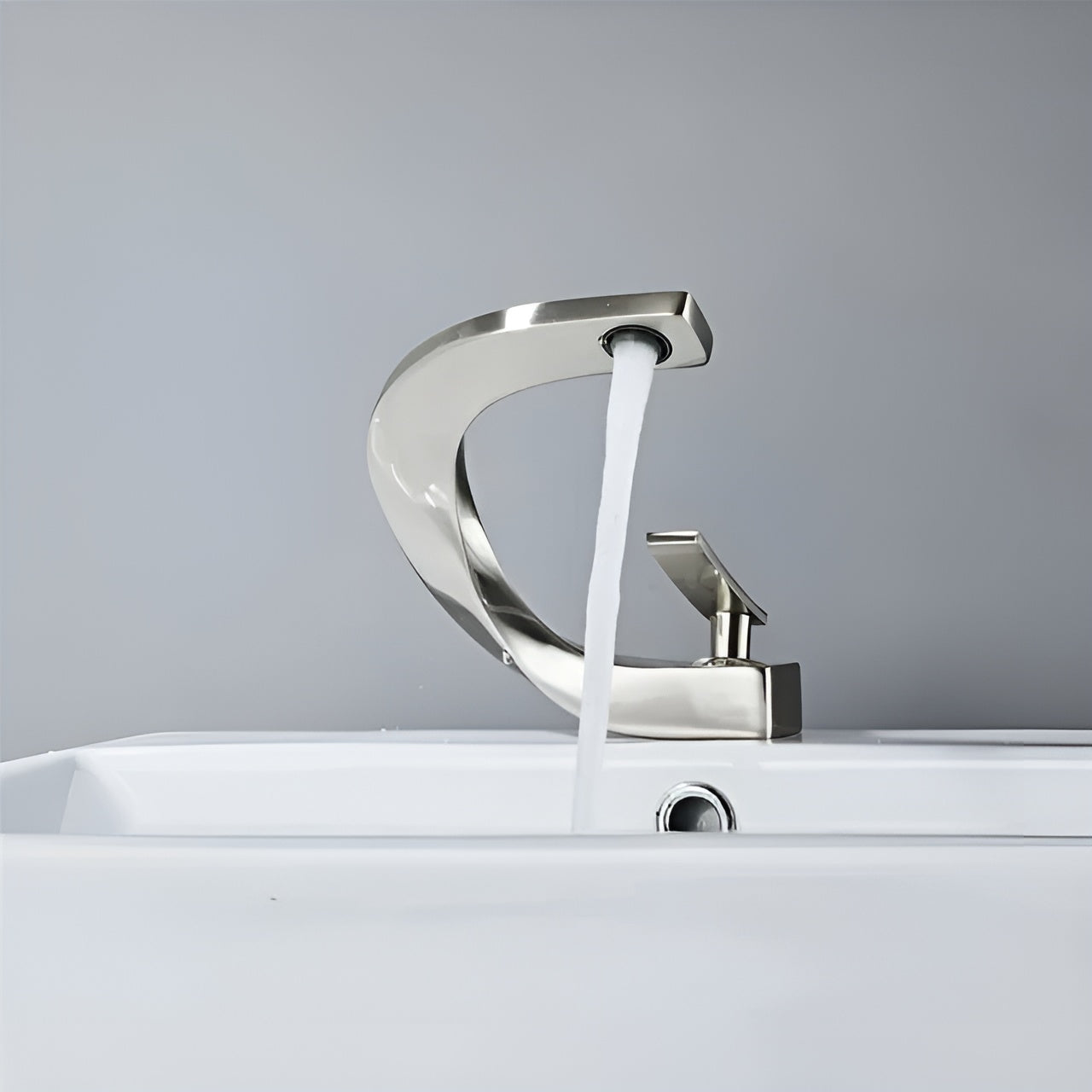 Moderne Håndvaskarmatur i Messing – Elegant Design med Vandfaldstud til Badeværelser 12