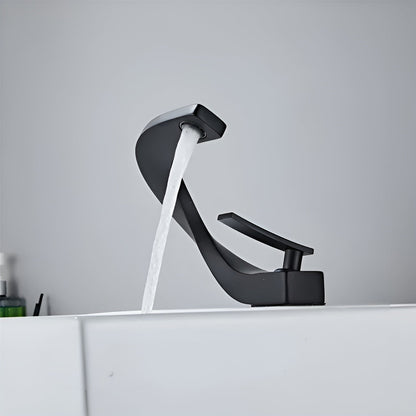 Moderne Håndvaskarmatur i Messing – Elegant Design med Vandfaldstud til Badeværelser 13