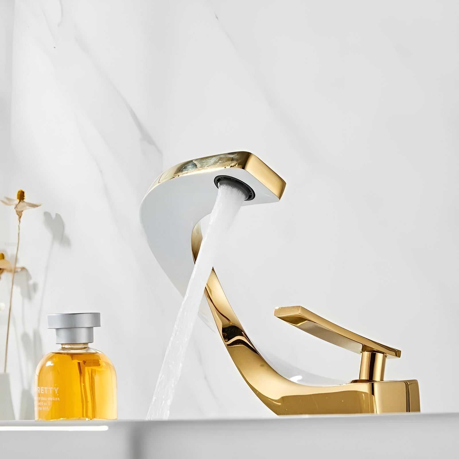 Moderne Håndvaskarmatur i Messing – Elegant Design med Vandfaldstud til Badeværelser 3