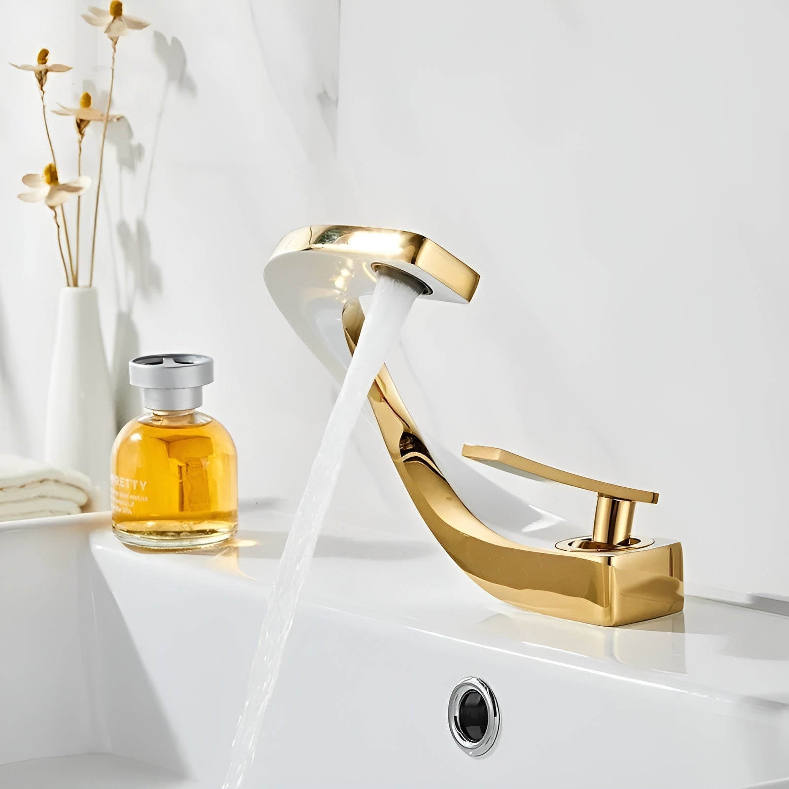 Moderne Håndvaskarmatur i Messing – Elegant Design med Vandfaldstud til Badeværelser 5