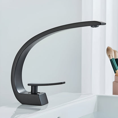 Moderne Håndvaskarmatur i Messing – Elegant og Pladsbesparende Design til Badeværelset | Ergonomisk Betjening 2