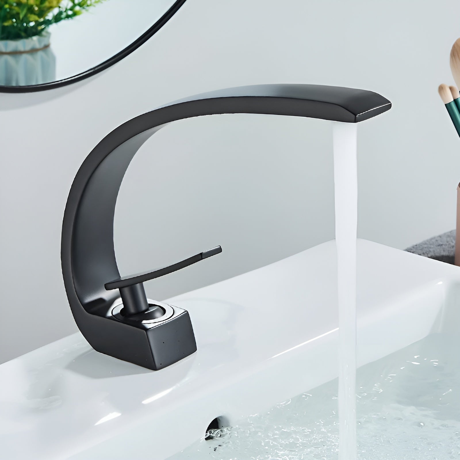 Moderne Håndvaskarmatur i Messing – Elegant og Pladsbesparende Design til Badeværelset | Ergonomisk Betjening 4
