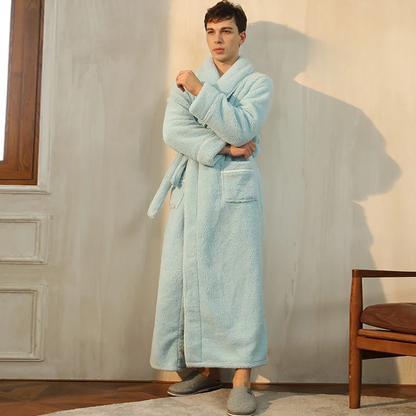 Badekåbe vist på model i spa-setting