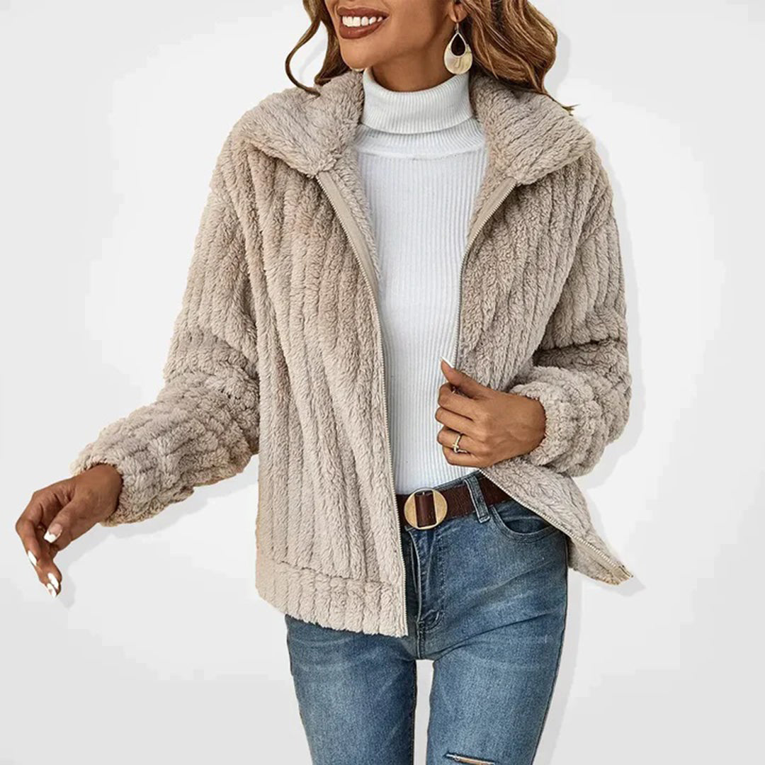 Langt damevest i fleece med lynlåslukning – set forfra