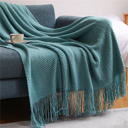 Strikket plaid i sofa med nordisk stil