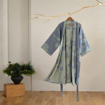 Kimono badekåbe til damer med ginkgomotiv – forside