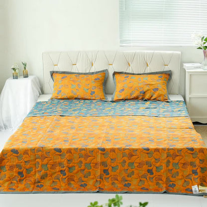 Pudebetræk lagt på seng – sæt med 2 stk. i blomstret design