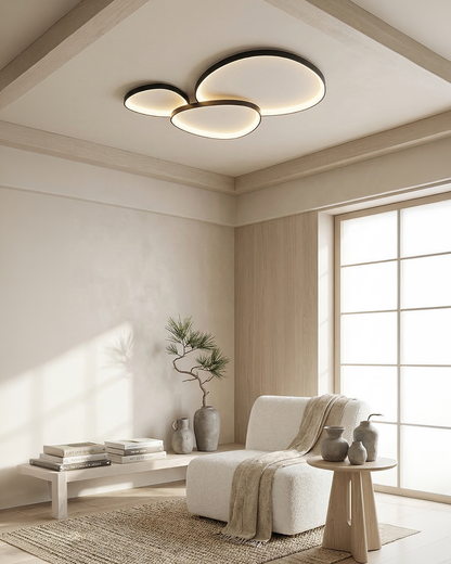 Hvid loftlampe L90 cm x B60 cm i åbent opholdsrum