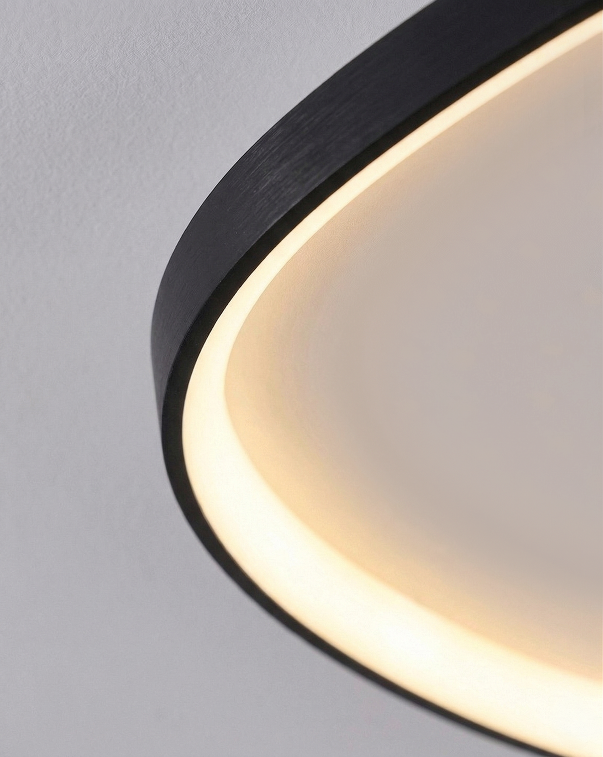 Loftlampe i skandinavisk indretning med trebenet sofa