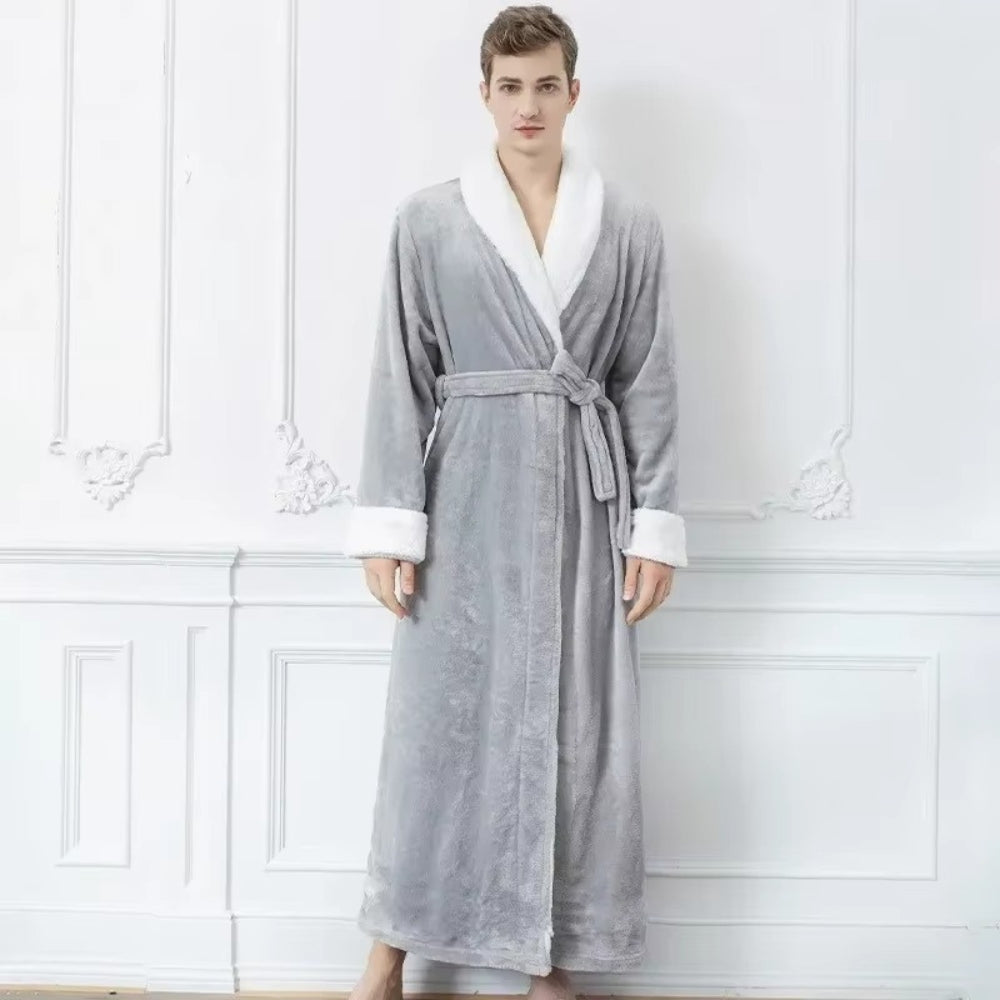 Detaljebillede af fleece badekåbe med kontrastbånd