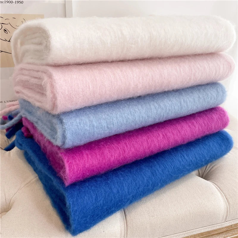 Nærbillede af kvaster og tekstur på vinterhalstørklæde i cashmere-look