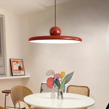 Bauhaus LED pendel i minimalistisk interiør