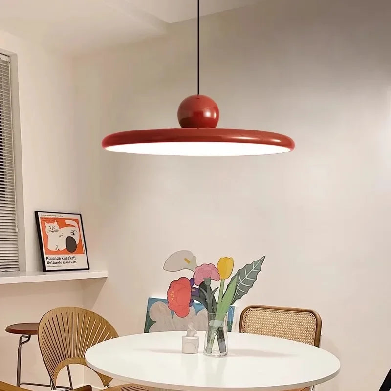 Bauhaus LED pendel i minimalistisk interiør
