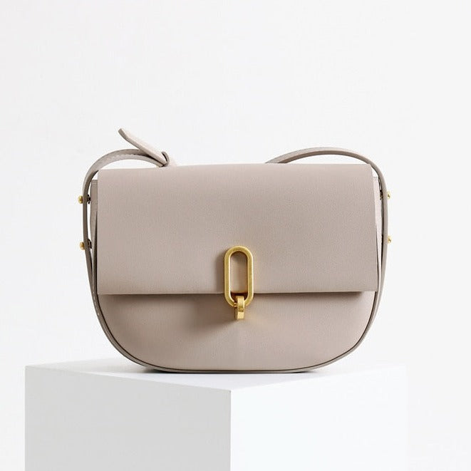 Beige læder sadeltaske set forfra med sadelklapdetalje