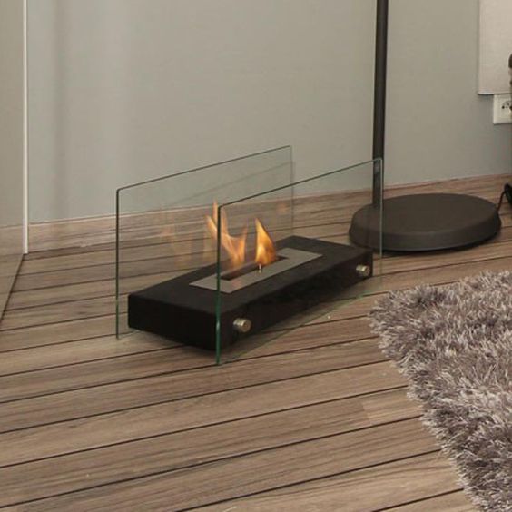 Moderne fritstående bordpejs i glas og metal – detalje