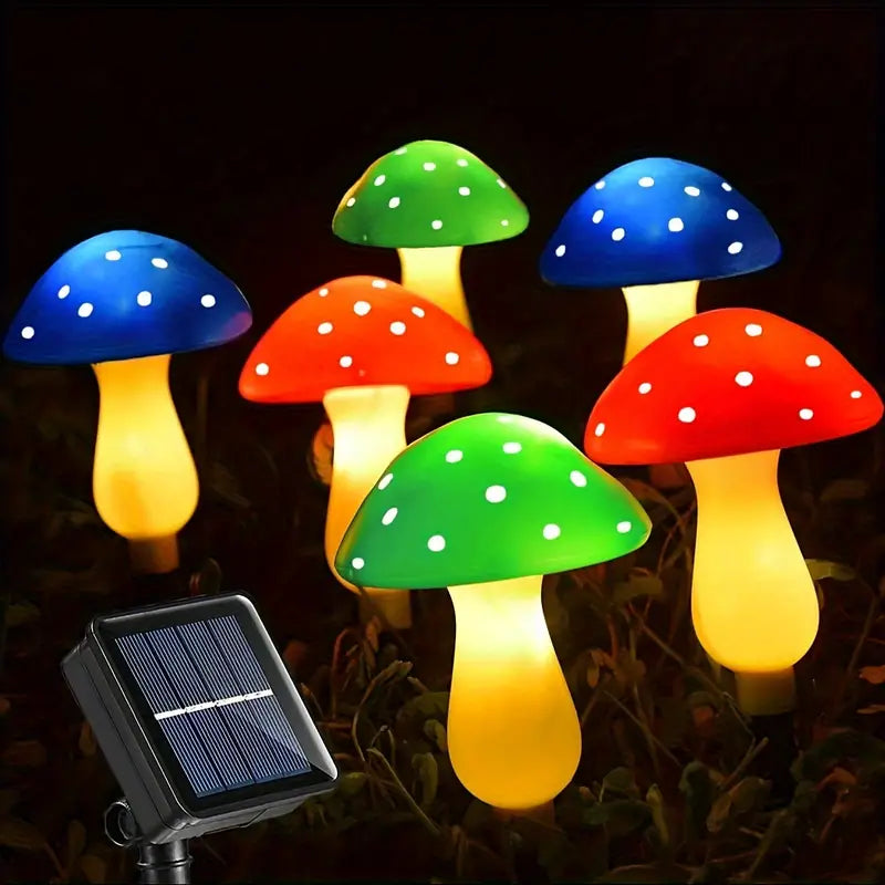 Gule dekorative svampelamper med solcelleoplader i naturlig have