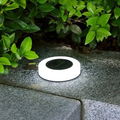 Nærbillede af solcellelampe til jorden med moderne, slank form
