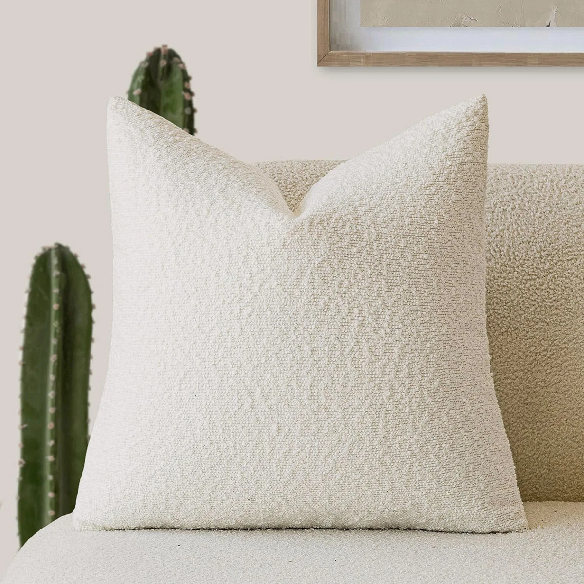 Bouclé pudebetræk i hvid på sofa – 45x45 cm
