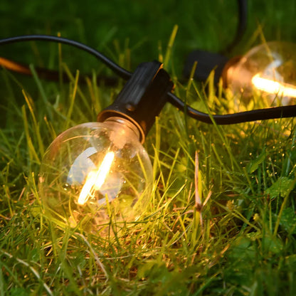 Udendørs LED-lyskæde med varmt hvidt lys hængt op på terrasse