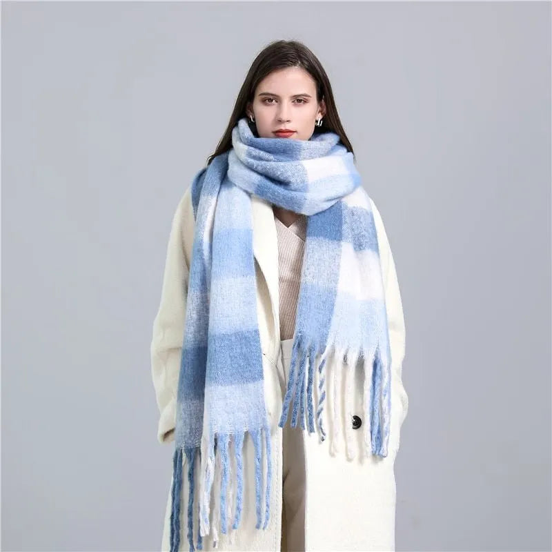 Ternet cashmere tørklæde i himmelblå med håndlavede frynser, mål 220x50 cm