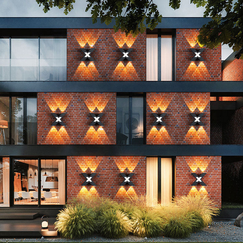 Udendørs LED væglampe med X-design monteret på facade