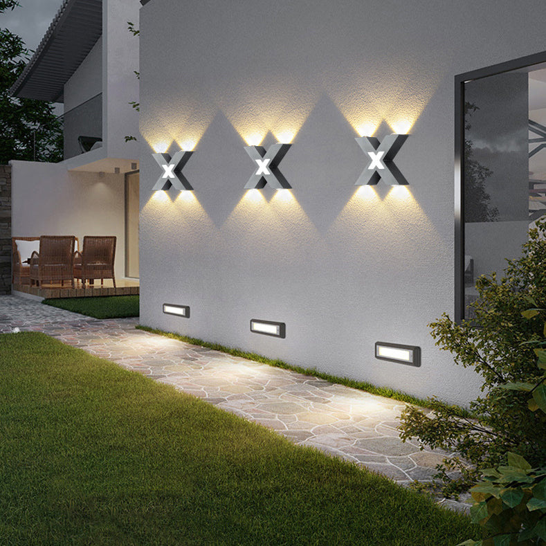 Udendørs LED lampe med elegant X-formgivning