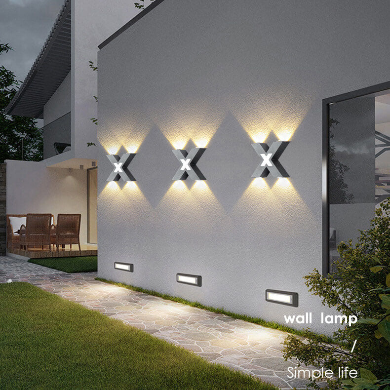 Moderne udendørs LED væglampe med X-form i sort – IP65 vandtæt