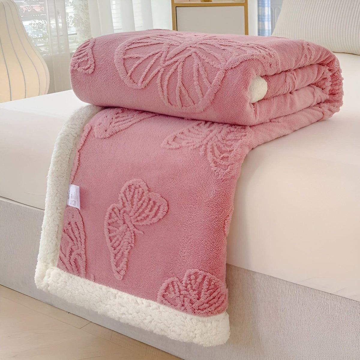 ButterflyDream Tæppe – Stilfuldt Broderet Sommerfugletæppe i Varm Fleece
