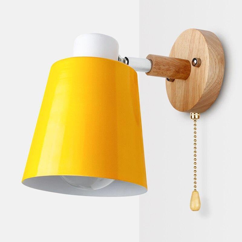 Væglampe i nordisk design monteret på lys væg