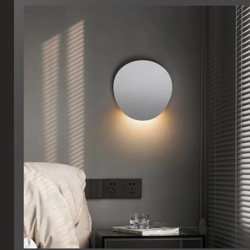 Væglampe med integreret LED-modul monteret på væg