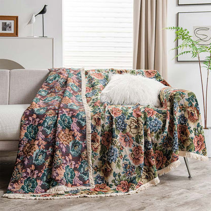 Sofabetræk med blomstret rosenprint – nærbillede af kvastedetalje
