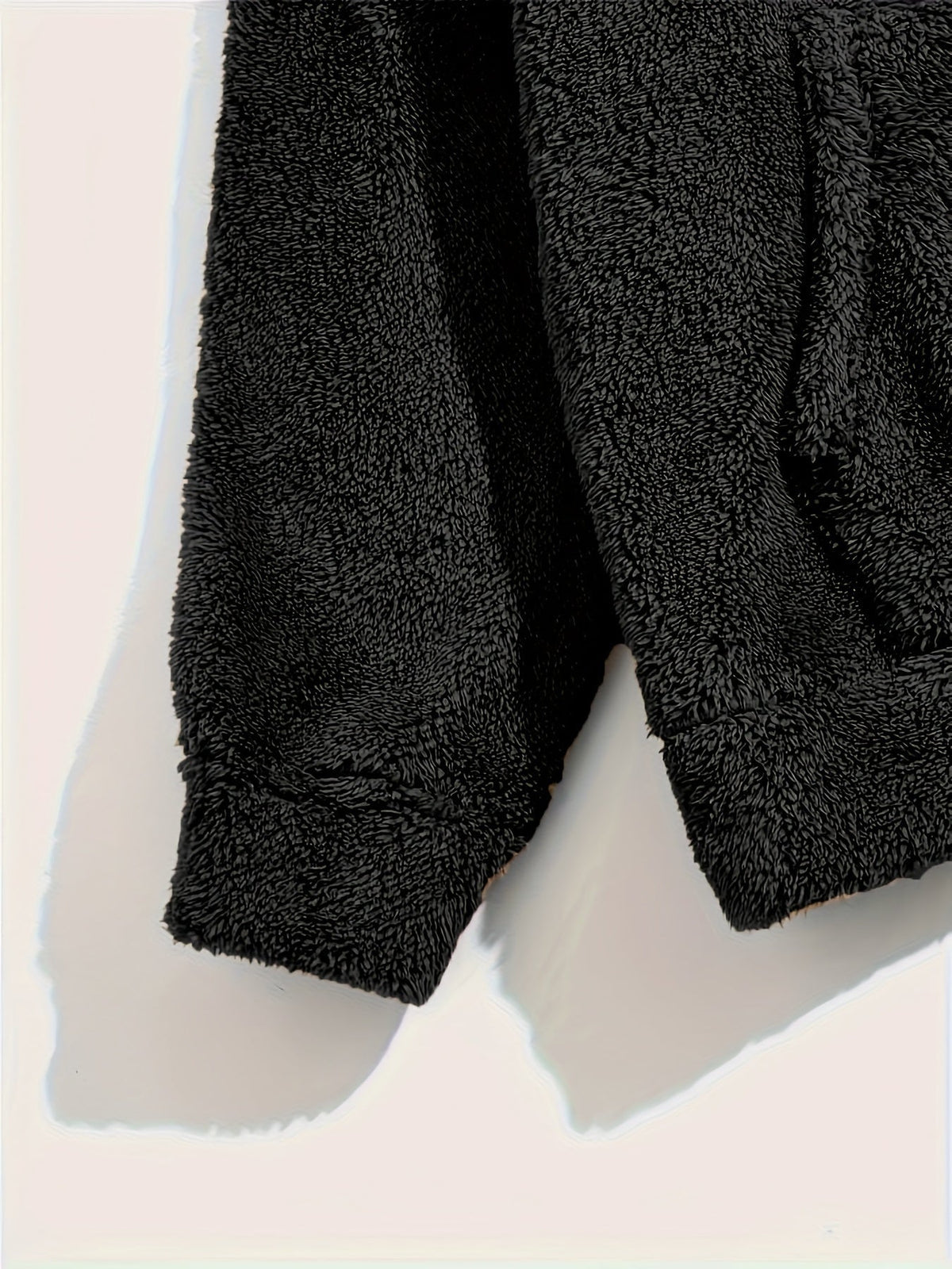 Detalje af teddyfleece tekstur på herrepyjamas