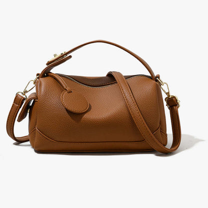 Crossbody skuldertaske til damer i mørkebrun og sort, set forfra