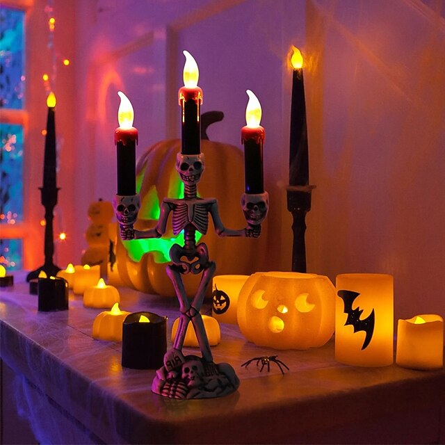 Skelet lysestage på hylde som del af Halloween indretning