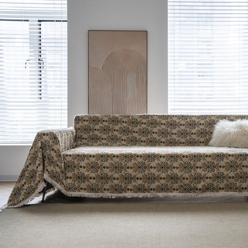 Sofabetræk lagt over sofa i stue – blomstret mønster i beige