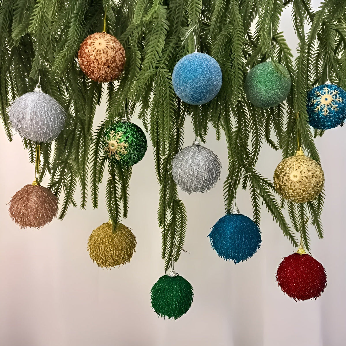 Julekuglesæt (16 stk., Ø 6 cm) – Farverige Julekugler | Perfekt Pynt til Juletræ, Stue og Have