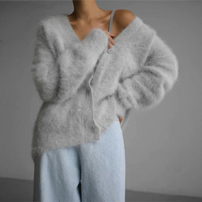 Cashmere cardigan i beige farve på model