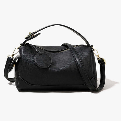 Dame crossbody taske med justerbar rem vist i detalje, mål 24x13x11 cm