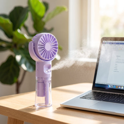 Mini-tågeventilator på skrivebordet med vandspray