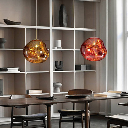 Loftlampe i varm brun-rosa farve i moderne stue