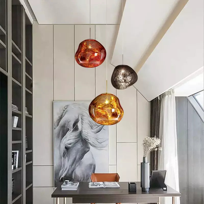 Dekorativ loftlampe med blød organisk form set forfra